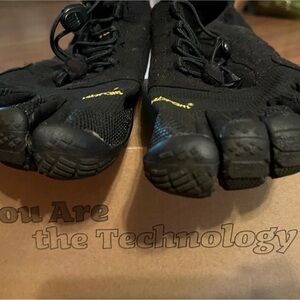 Vibram Black FiveFingers Toe Shoes Unisex EU 42